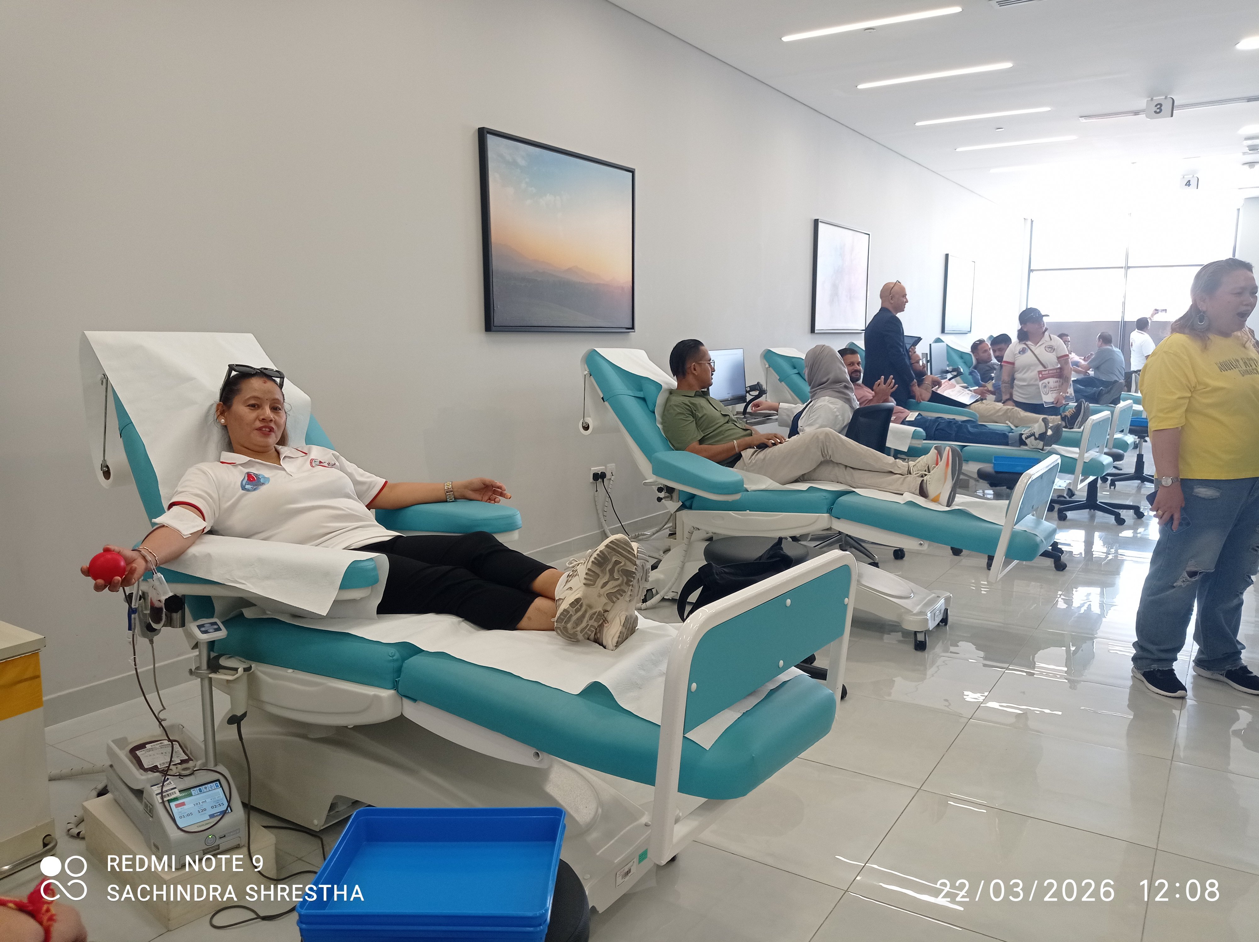 दुबईमा नेपालीहरूले गरे रक्तदान