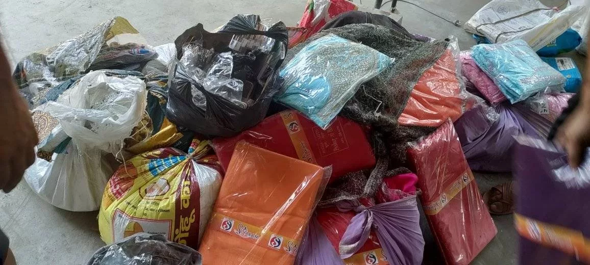 पर्सा प्रहरीद्वारा ११ लाख बढीको भन्सार छलीको लत्ताकपडा बरामद