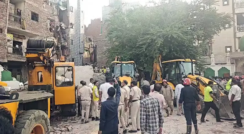 दिल्लीमा ६ तले भवन भत्किँदा चार जनाको मृत्यु, थप मानिस पुरिएको आशङ्का