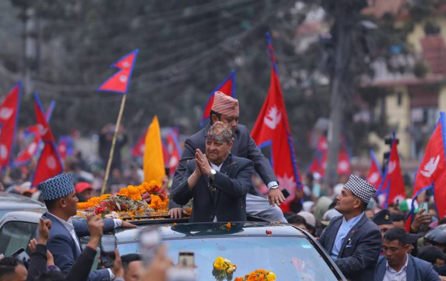 पूर्वराजा शाह झापाबाट हेलिकप्टरमा काठमाडौँ आउँदै