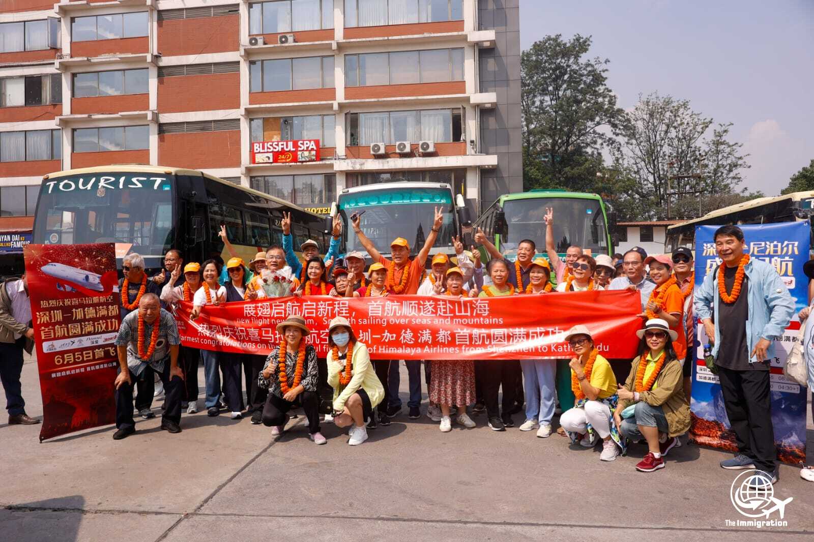 हिमालय एअरलाइन्सद्वारा शेन्जेन–काठमाडौँ सिधा उडान सुरु, एकै दिन आए १७५ चिनियाँ पर्यटक (तस्बिरहरू)