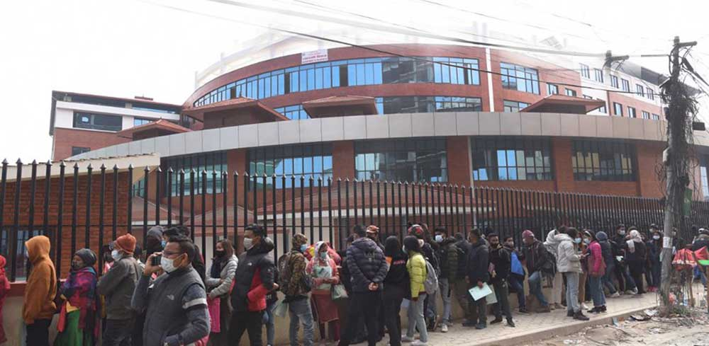 ५५ रुपैयाँमा घरमै आउँछ पासपोर्ट, तर त्रिपुरेश्वरमा थामिनसक्नु भिड !