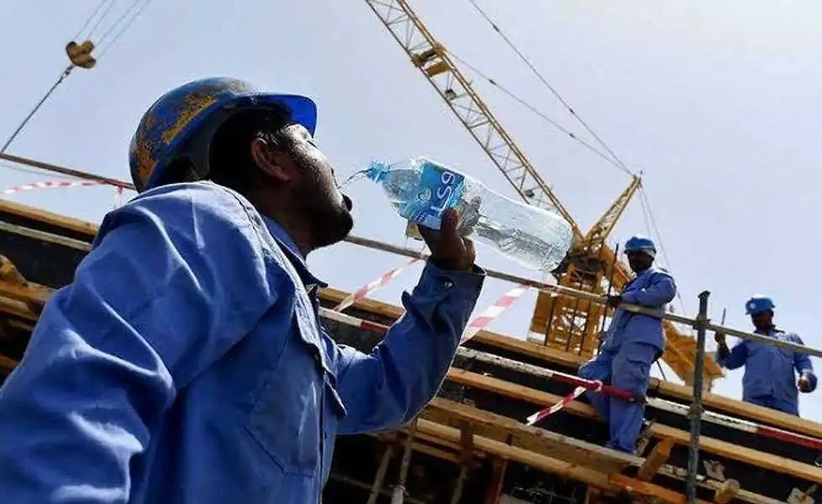 कुवेतमा गर्मीका बेला कामदारलाई घाममा काम गराएको भेटिएपछि २३ चेतावनी नोटिस जारी