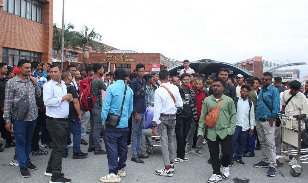 सयौँ नेपाली त्रिभुवन विमानस्थलमै अलपत्र