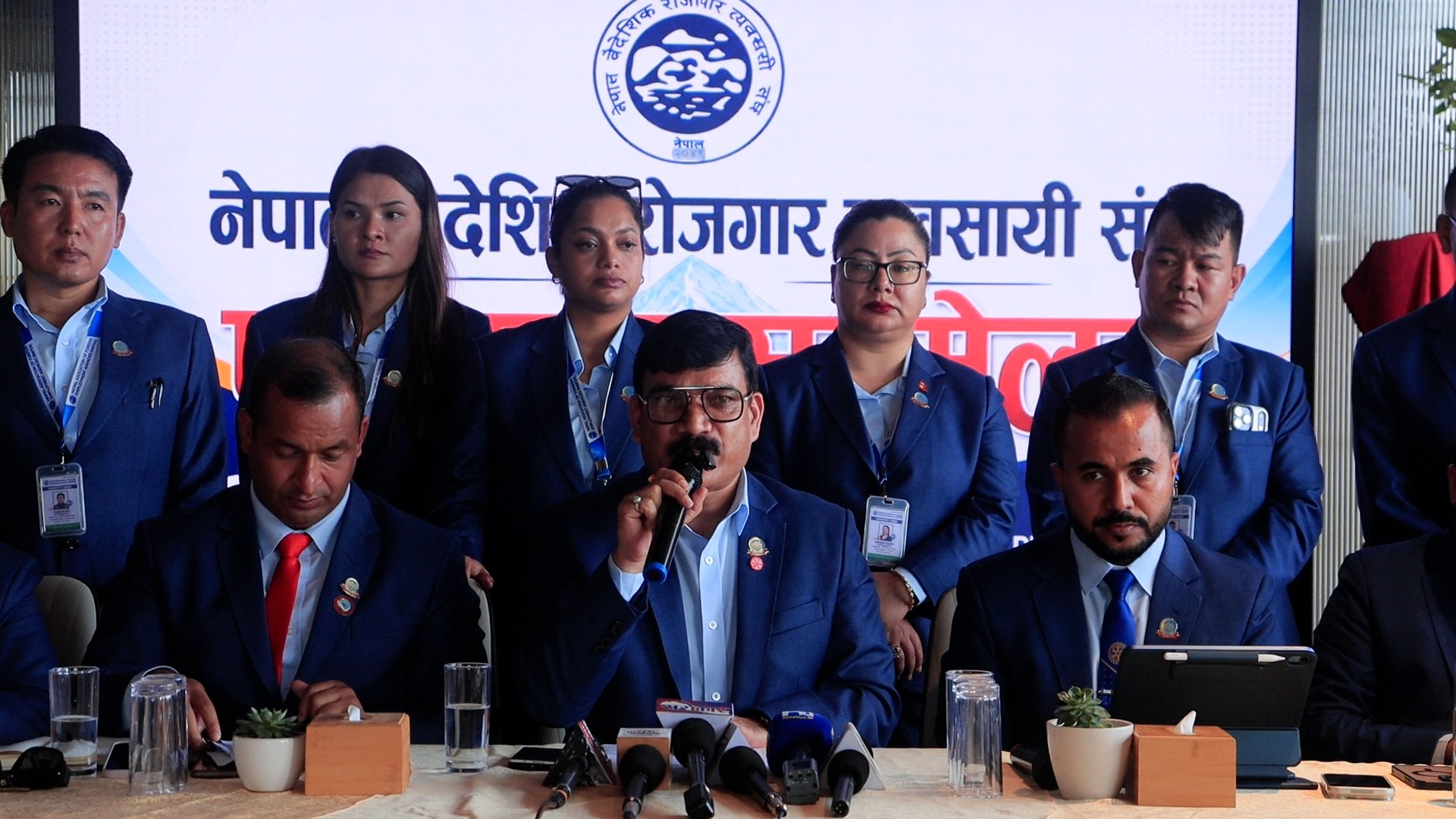 आज वैदेशिक रोजगार विभागमा शान्तिपूर्ण प्रदर्शन गर्दै