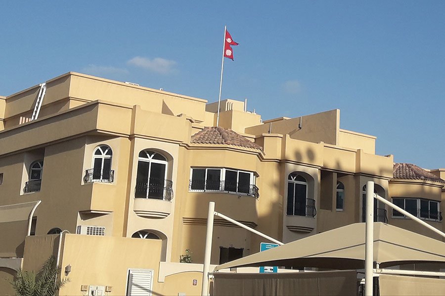 छिमेकीको गुनासोपछि कतारस्थित नेपाली दूतावासको आग्रह: ‘ठूलो स्वरमा नबोल्नुस्, अनावश्यक भीड नगर्नुस्’