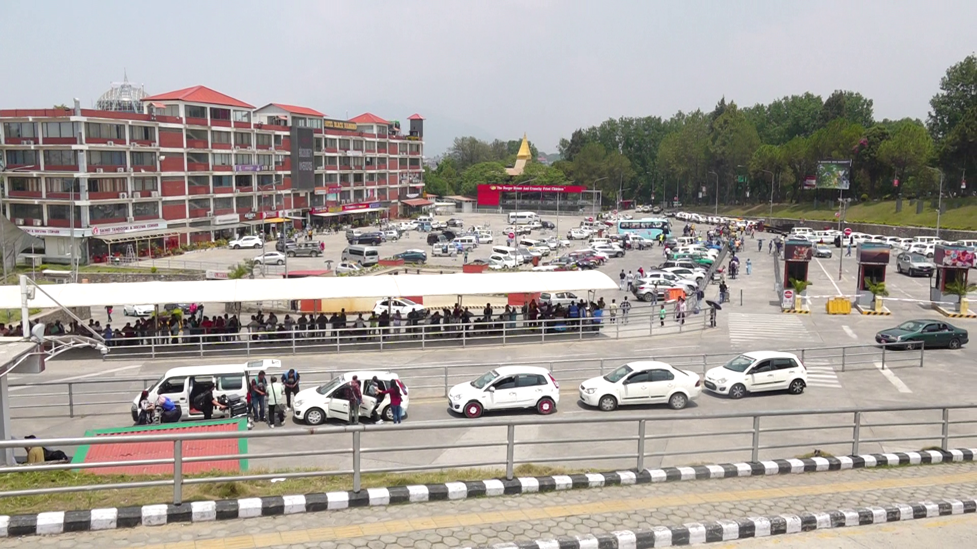 विमानस्थलको महँगो पार्किङ शुल्कमा मन्त्रालयको चासो, पुनरावलोकन गर्न ५ सदस्यीय समिति गठन