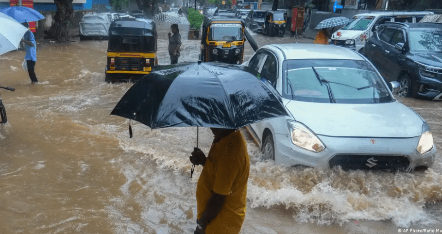 मुम्बईमा भारी वर्षाबिच भवन भत्किँदा ६ जनाको मृत्यु