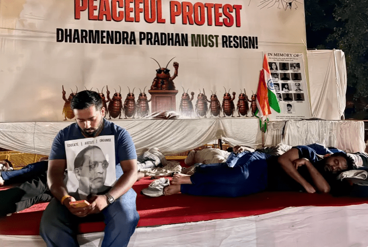 नयाँ दिल्लीमा कक्रोच जनता पार्टीको निरन्तर धर्ना : शिक्षा मन्त्रीको राजीनामा माग