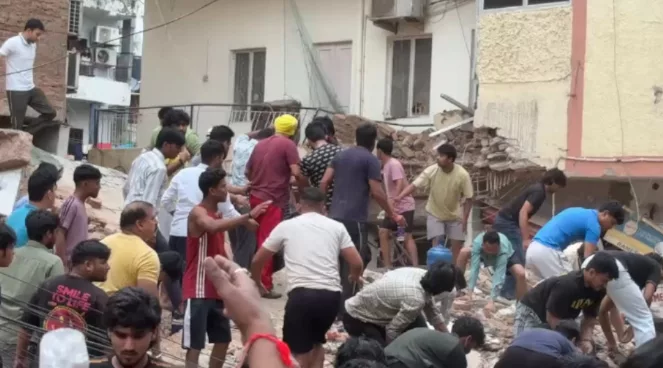 दिल्लीमा चारतले भवन भत्कियाे, ६० जना विद्यार्थी फसेको आशङ्का