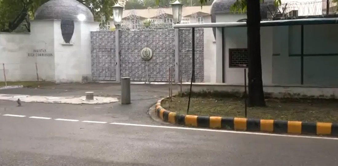भारत र पाकिस्तान तनाव : एकअर्काका उच्चायोगबाहिरको सुरक्षा घेरा हटाउँदै