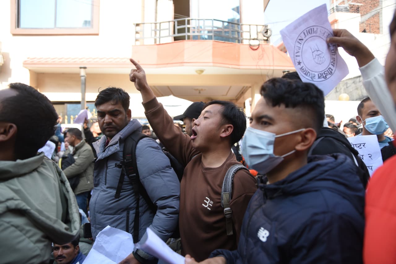 कोरिया जान पाउनुपर्ने मागसहित ईपीएस कार्यालय अगाडि प्रदर्शन, निर्देशक आचार्यद्वारा पहल गर्ने प्रतिबद्धता