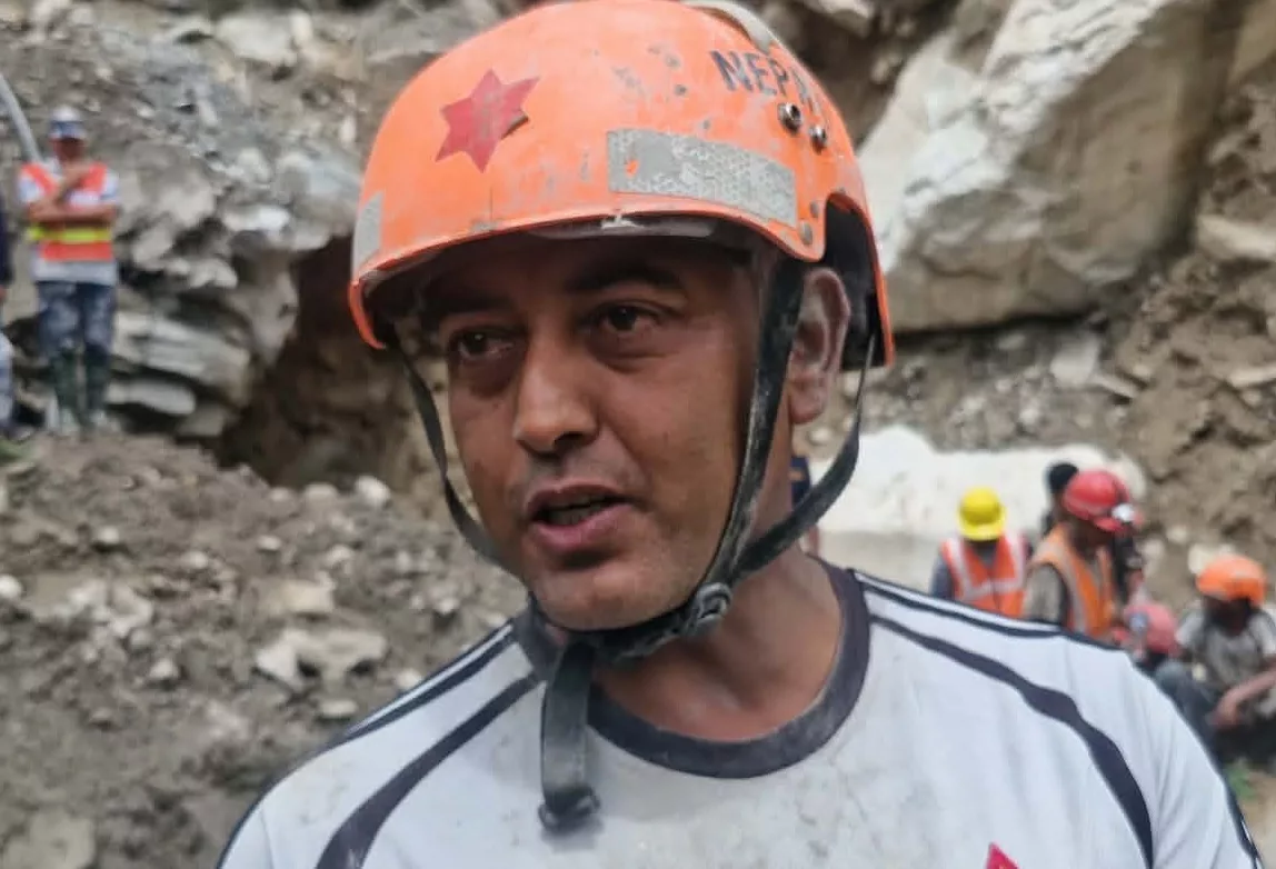 ‘सुरुङबाट जीवितै उद्धार भएकाहरू एक्कासि रोए, केही बोलेनन्’