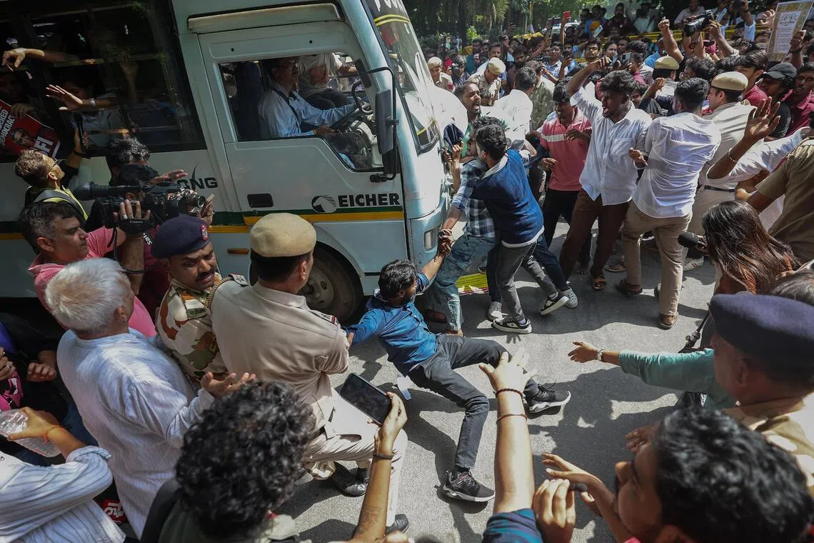 भारतमा विरोध प्रदर्शनका क्रममा प्रहरीमाथि यौन दुर्व्यवहारकाे आरोप, अनुसन्धान सुरु