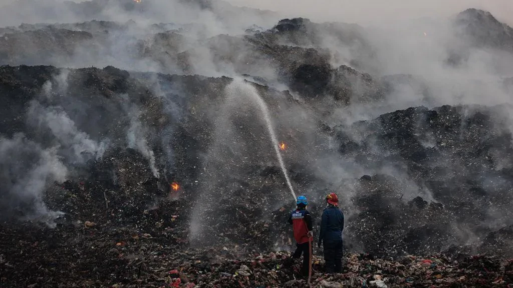 इन्डोनेसियाको फोहोरको पहाडमा आठ दिनदेखि आगलागी, विषाक्त धुवाँका कारण सयौँ विस्थापित