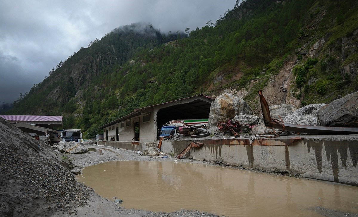 टिमुरेमा मानिसहरू पुरिएको आशंका, खोजीमा ड्रोन र तालिमप्राप्त कुकुर पठाइँदै
