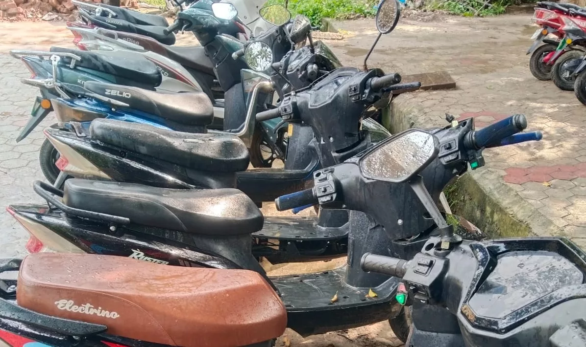 भन्सार छलेर भित्र्याइएका १७ वटा भारतीय इलेक्ट्रिक स्कुटर प्रहरी नियन्त्रणमा