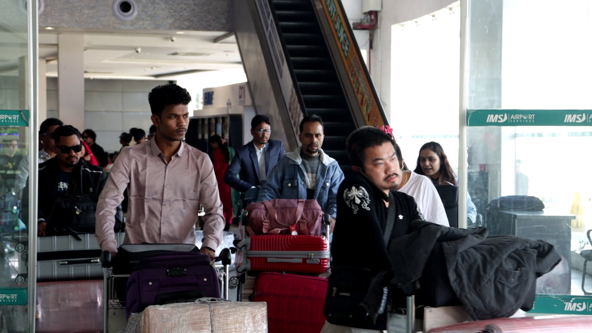 विदेशबाट फर्किने नेपालीले अतिरिक्त मोबाइल र ६५ इन्चसम्मको टिभी भन्सार छुटमा ल्याउन पाउने